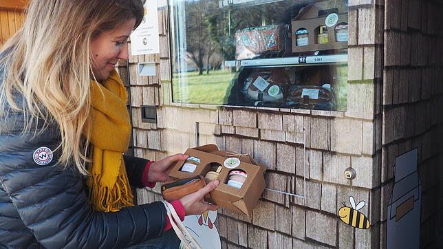 Redakteurin Juliane Schlichter hat am 24-Stunden-Automaten in Wutöschingen Wurst und Honig im Glas gekauft.