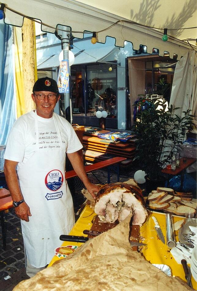 An die Porchetta beim Singener Stadtfest 2004 erinnert sich Dieter Dufner vom Freundeskreis Pomezia leidenschaftlich.