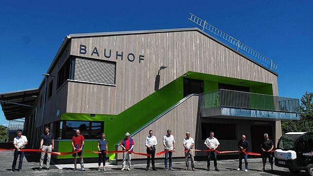 Der neue Bauhof ist offiziell eingeweiht (von links): Ortsbaumeister Ulrich Kohler, Kämmerer Matthias Herrmann, Hubert Langenstein ...