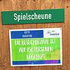 Die Spielscheune in Unterkirnach legt eine Obergrenze für Besucher fest. Ein Schild am Eingang teilt mit, dass nur noch 150 Personen ...