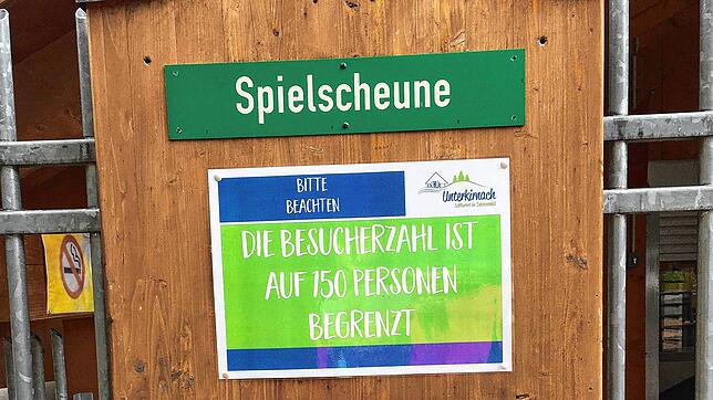 Die Spielscheune in Unterkirnach legt eine Obergrenze für Besucher fest. Ein Schild am Eingang teilt mit, dass nur noch 150 Personen ...