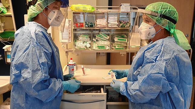 Das sind die Herausforderungen auf der Corona-Station des Schwarzwald-Baar-Klinikums: Maja Vuckovic und Nicole Ohlhauser von links) ...
