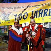 100 und noch mehr: Arthur Bruderhofer, Präsident des Narrenvereins Schneckenburg (links), hat seinen Vorgänger Jürgen Stöß (rechts) zur ...