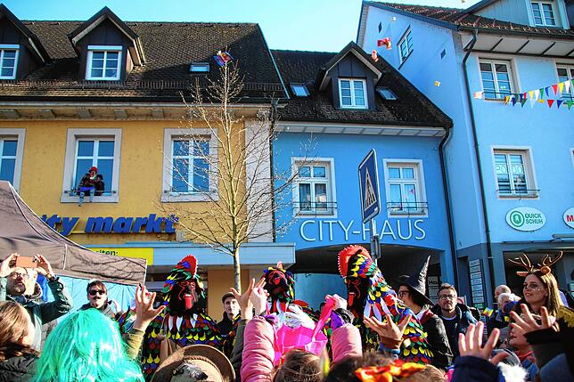 Bild 14: Fasnachts-Auswerfen und Narrenbaumstellen: Bilder des Hochrhein Narrentreffens in Tiengen (Teil 1)