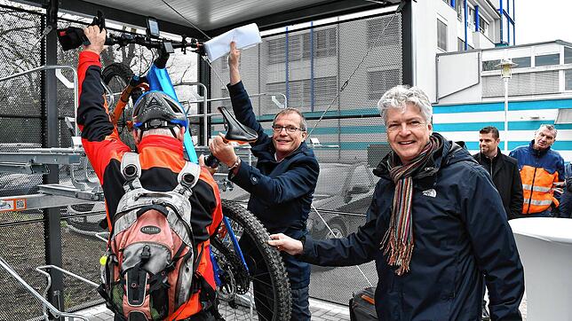 Eingeweiht wurde die neue Fahrradabstellanlage am Bahnhof. Dass sie nicht für jede Art von Fahrrad geeignet ist, demonstrierte ein ...