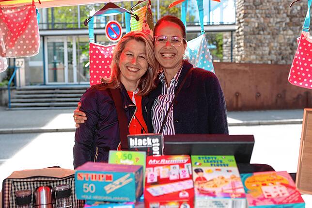 Bild 23: Konstanz: Auf zum Deutsch-Schweizer Flohmarkt! Diese Besucher und Verkäufer sind dabei