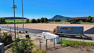 Das schlechte Wetter der vergangenen Tage hat Auswirkungen auf die Sanierung des Hegaustadions in Engen. Die Arbeiten hinken dem ...