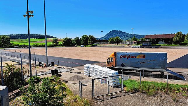 Das schlechte Wetter der vergangenen Tage hat Auswirkungen auf die Sanierung des Hegaustadions in Engen. Die Arbeiten hinken dem ...