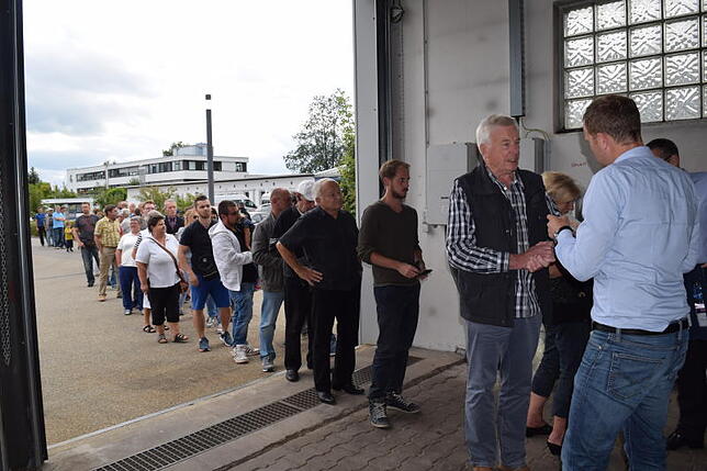 Lang ist die Schlange der Bürger: Gestern holten sie 18 000 Liter Mineralwasser bei den Stadtwerken ab.