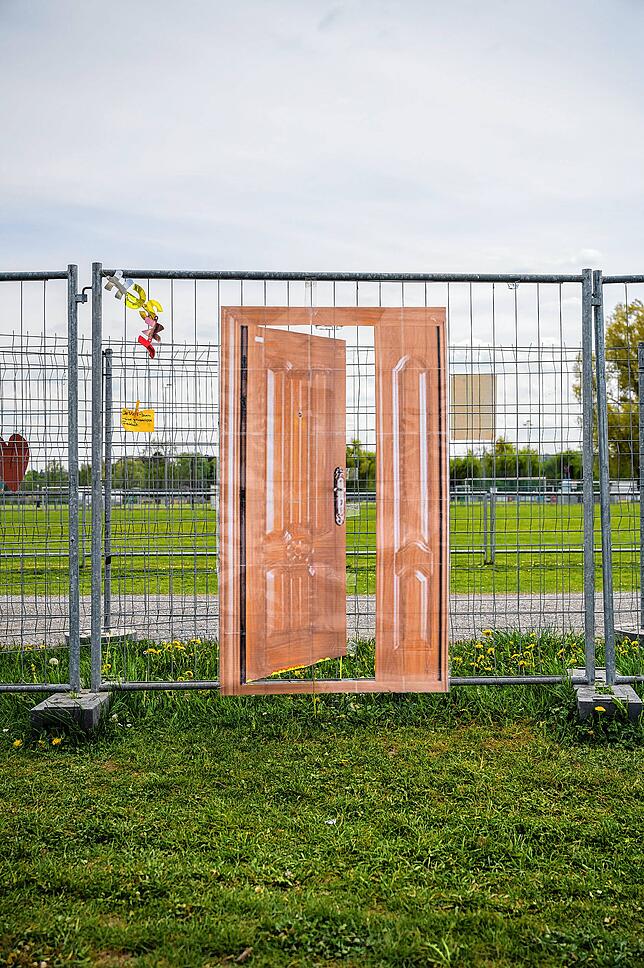 Geht die Tür zur Schweiz nun ein bisschen weiter auf oder nicht? Das Bild zeigt eine Kunstinstallation am Grenzzaun zwischen Konstanz ...