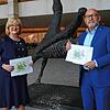 Sabine Hartmann-Müller wirbt bei Verkehrsminister Winfried Hermann für die Wehratalbahn.