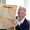 Brigitte Weyl im Jahr 2015 mit der ersten Ausgabe des SÜDKURIER von 1945.