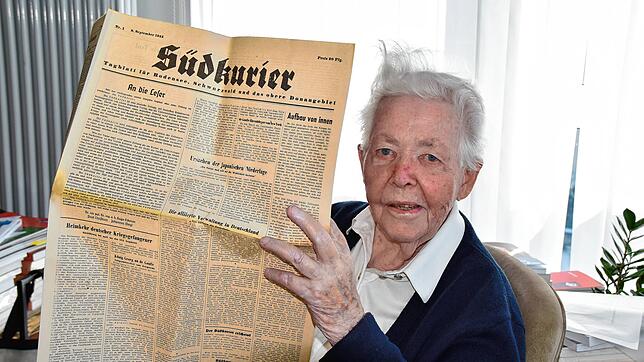 Brigitte Weyl im Jahr 2015 mit der ersten Ausgabe des SÜDKURIER von 1945.