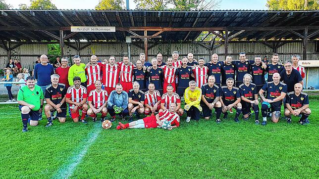Bild 2: Zwölf Tore fallen beim Derby der Legenden in Rheinfelden &ndash; und wir haben die Bilder!