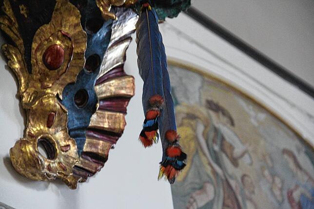 Zwei exotische Vogelfedern erinnern in der Dorfkirche an Stehles Wirken in Ecuador.