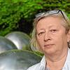 Katharina Martin vor der &bdquo;Zerrissenen Kette&ldquo;, einem Kunstwerk von Andrea Zaumseil an der Gedenkstätte für die Opfer der ...