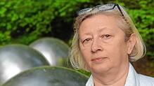 Katharina Martin vor der &bdquo;Zerrissenen Kette&ldquo;, einem Kunstwerk von Andrea Zaumseil an der Gedenkstätte für die Opfer der ...