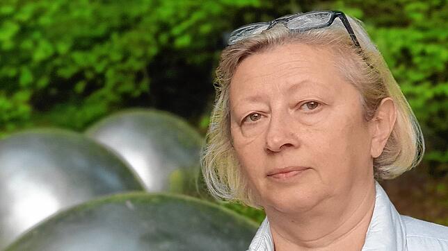 Katharina Martin vor der &bdquo;Zerrissenen Kette&ldquo;, einem Kunstwerk von Andrea Zaumseil an der Gedenkstätte für die Opfer der ...