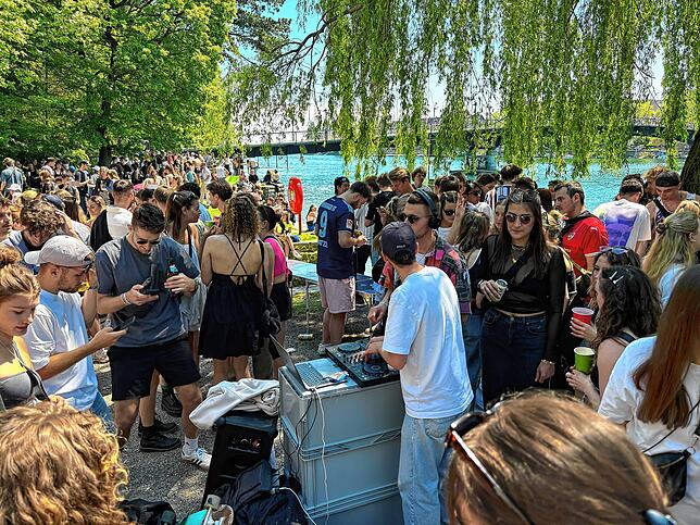 Im Herosé-Park hat sogar jemand ein DJ-Pult aufgestellt und macht schon mal Musik, bevor es dann ins Bodensee-Stadion geht.