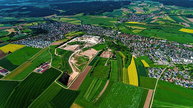 Das geplante Gewerbegebiet „Kreuzäcker“ für Brigachtal, hier ein Luftbild vom Juni 2023, soll auf dem Areal des brach liegenden ...