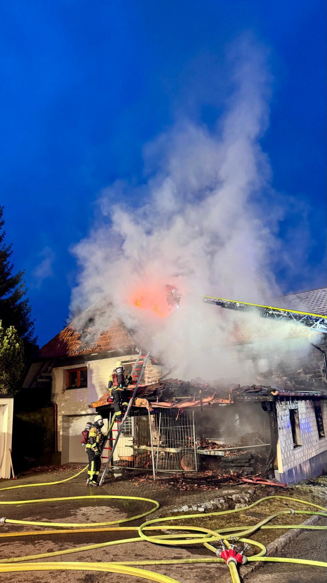 Bild 5: Wohnhaus an der Hauptstraße steht in Flammen