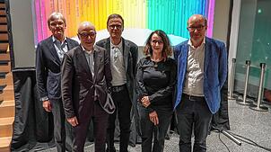 Die drei Vorstände der Inge-Freytag-Stiftung (von links): Thomas Pfeiffer, Peter König und Jürgen Glocker mit Birgitta Assheuer und Jan ...