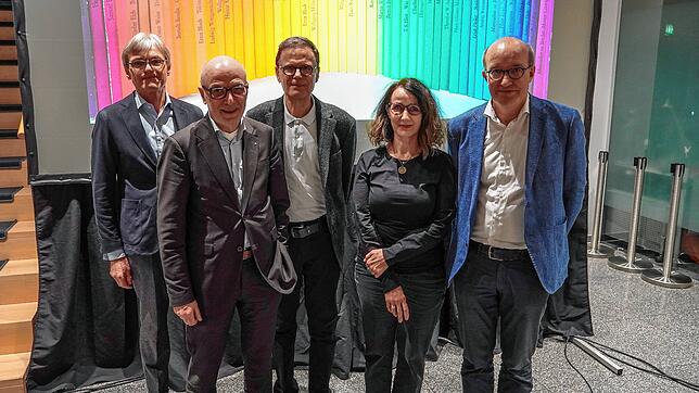 Die drei Vorstände der Inge-Freytag-Stiftung (von links): Thomas Pfeiffer, Peter König und Jürgen Glocker mit Birgitta Assheuer und Jan ...