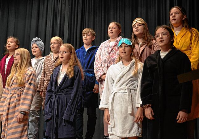 Der Chor der Unterstufen-Schüler singt  „Probier‘s mal mit Gemütlichkeit“.