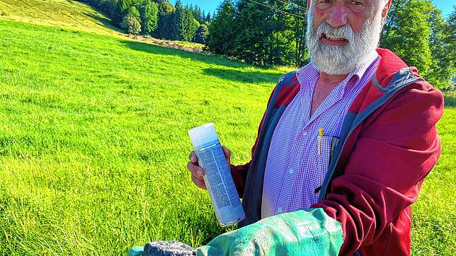 Umweltschützer um Dieter Berger dokumentierten 2023 den abgelagerten belasteten Bauschutt. Archivfoto: Sebastian Heilemann