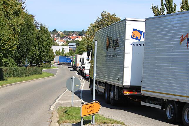 Um 11.22 Uhr auf der Landesstraße&nbsp;207. Blick vom dortigen Kreisverkehr in Richtung Bundesstraße&nbsp;33/Stadtmitte.