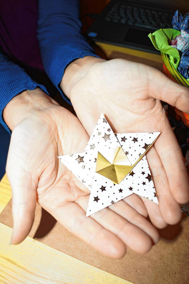 Zur Weihnachtszeit hat Anja Steppacher Verse in selbstgelegte Sterne verpackt.