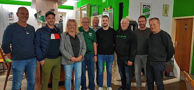 Edith Herz und Kurt Kramer (Dritte und Vierter von links) mit geehrten und verabschiedeten sowie neu gewählten Vorstandsmitgliedern (von ...