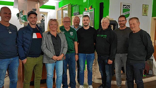 Edith Herz und Kurt Kramer (Dritte und Vierter von links) mit geehrten und verabschiedeten sowie neu gewählten Vorstandsmitgliedern (von ...