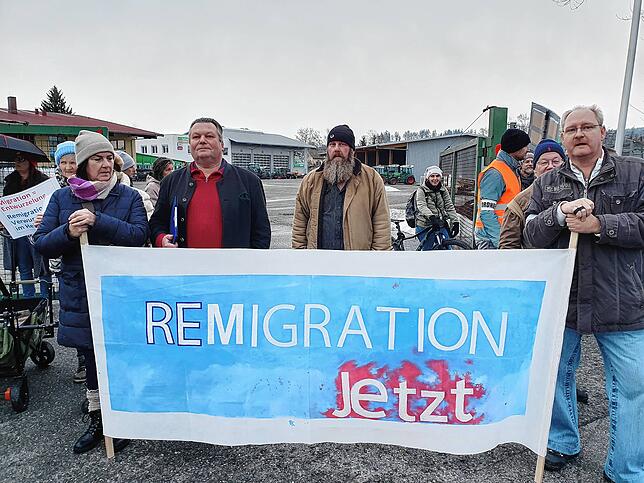 Hier ist Piekniewski (Zweiter von links) mit anderen Mitgliedern der AfD-Gruppe hinter einem Plakat zu sehen.