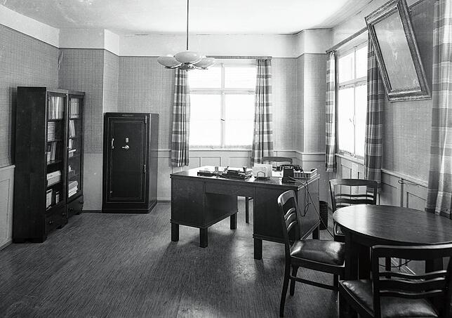 Das Büro eines Nazi-Funktionärs im alten Kaufhaus. Rechts an der Wand ein Porträt von Adolf Hitler. Hinter dem Schreibtisch steht ein ...