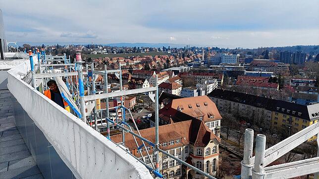 So sieht der Blick von einem der obersten Balkone der Ode Lofts aus. Auf dem Foto von März 2025 baut ein Mitarbeiter gerade das Gerüst ab.