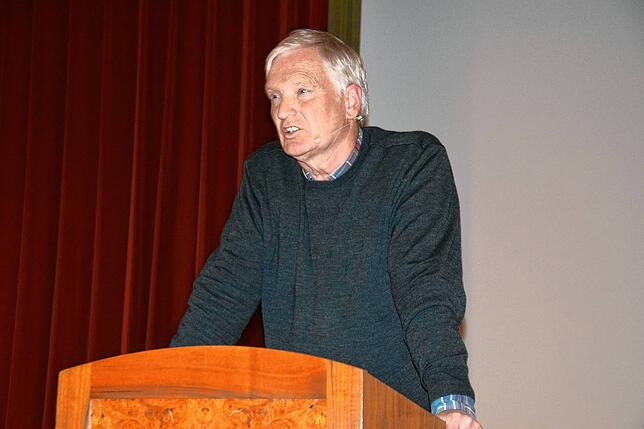 Referent Thomas Mock beklagt auf der Veranstaltung der Bürgerinitiative Windkraft und Freiflächen-PV-Anlagen hohe Gewinnmargen der ...
