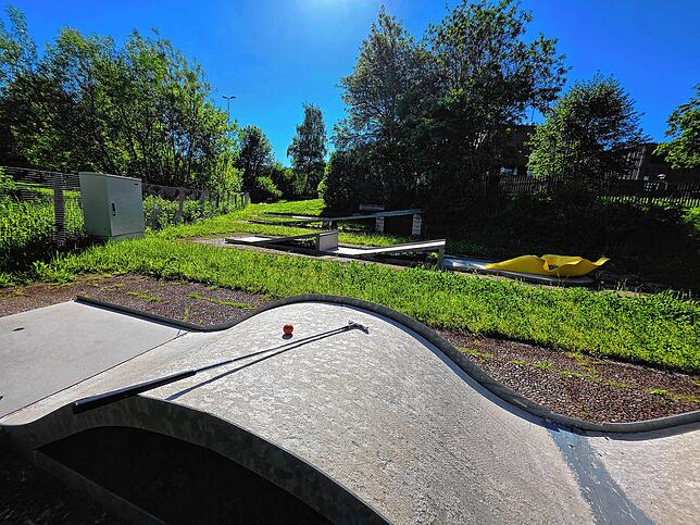 Für die Minigolfanlage der Gemeinde Unterkirnach findet die Ausgabe von Schlägern und Bällen im Save am Schlossberg statt.