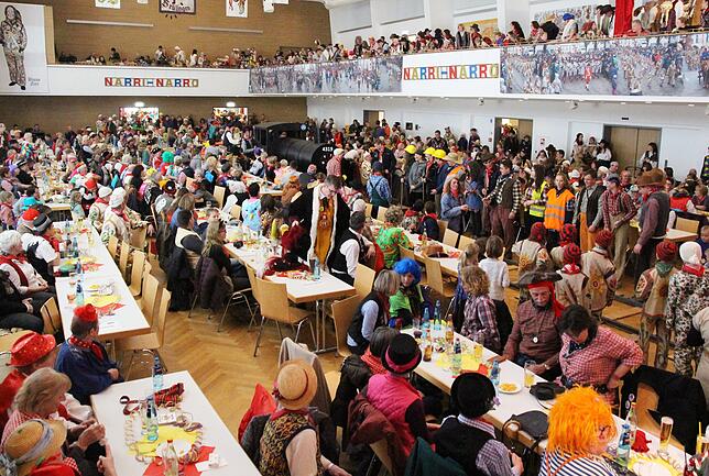 Schienen werden für den Brägtalexpress in der Halle gelegt.