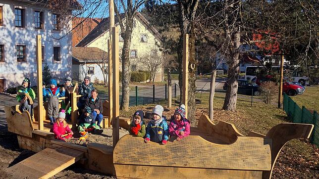 Große Freude im Oberalpfener Kindergarten Alaffin: Der Baubetriebshof Waldshut-Tiengen hat dieses &bdquo;Sandkasten-Schiff&ldquo; nach ...
