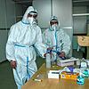 Im kommunalen Schnelltestzentrum in Blumberg nehmen am 30. März die Helfer Matthias Beha und Johannes Menton von den Maltesern die ...