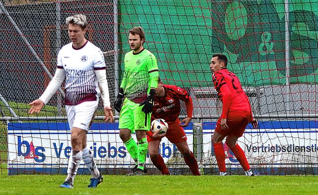 Bild 14: Acht Tore im Duell zwischen FV Walbertsweiler und SV Deggenhausertal. Wir haben die besten Bilder!