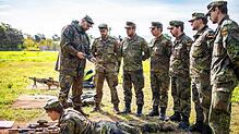 Reservisten der Bundeswehr üben während der Heimatschutzübung National Guardian 2024 auf dem Gelände der Kirchfeld Kaserne den Umgang ...