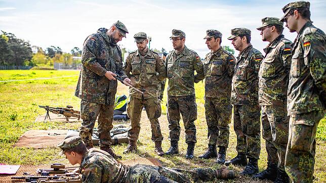 Reservisten der Bundeswehr üben während der Heimatschutzübung National Guardian 2024 auf dem Gelände der Kirchfeld Kaserne den Umgang ...