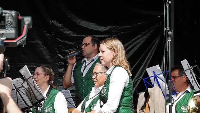 Bild 4: Strahlendes Altweiberwetter beim Albbrucker Dorffest: Tolle Stimmung und buntes Programm