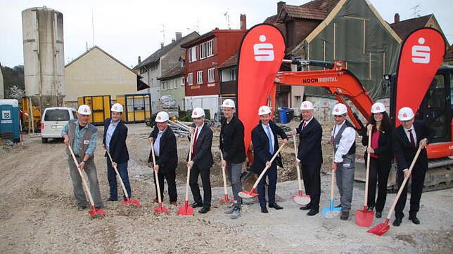 Gemeinsam: Mit einem obligatorischen Spatenstich gaben die Verantwortlichen der Sparkasse Hochrhein den Startschuss für das ...