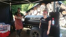 Experten in Sachen Grillen: Dominic Murer und seine Frau Verena sind mit ihrem Smoker Fatboy-BBQ als Auftragsgriller im Schwarzwald ...