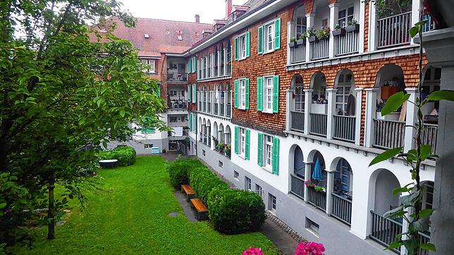 Blick in einen Hinterhof in der Turniersiedlung: Er verstrahlt italienisches Flair und ist vor allem für Familien mit Kindern eine ...