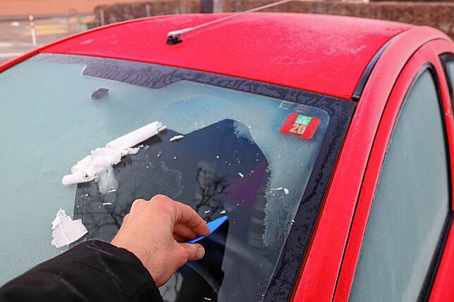Der Eiskratzer ist im Winter der beste Freund des Autofahrers.