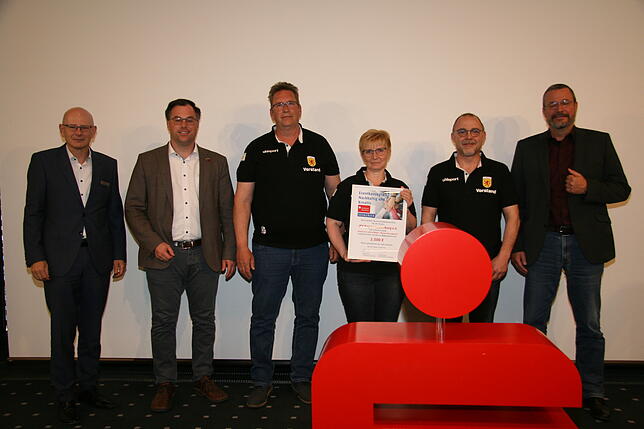 1. Platz: Über 2500 Euro freut sich der Jugendförderverein Laufenburg (von links): Wolf Morlock, Vorstandsvorsitzender der Sparkasse ...